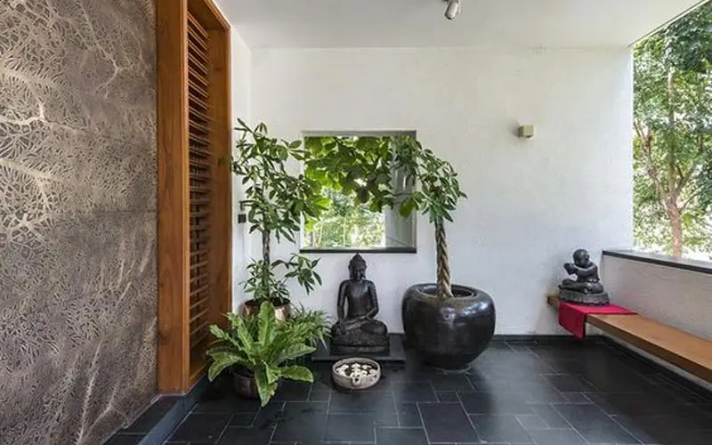 Tampilan granit teras rumah minimalis hitam, sumber rumah123.com