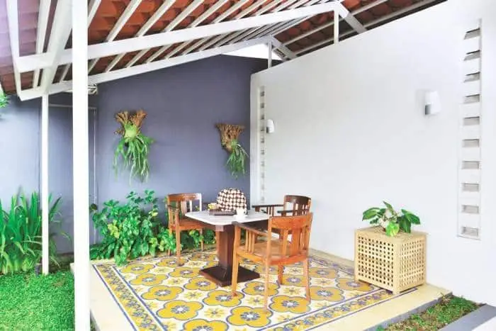 Lantai teras rumah minimalis motif shaby, sumber today.line.me