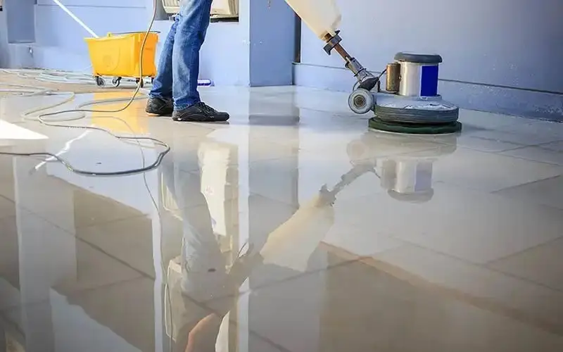 Proses finishing untuk mengkilapkan lantai, sumber content.co.id
