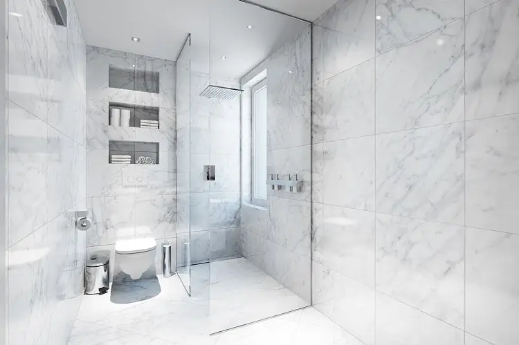 Kilapan mewah dari marmer putih di kamar mandi, Sumber: kitcheninfinity.com