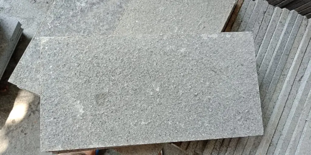 Lantai andesit, sumber batualam-aryastone.com