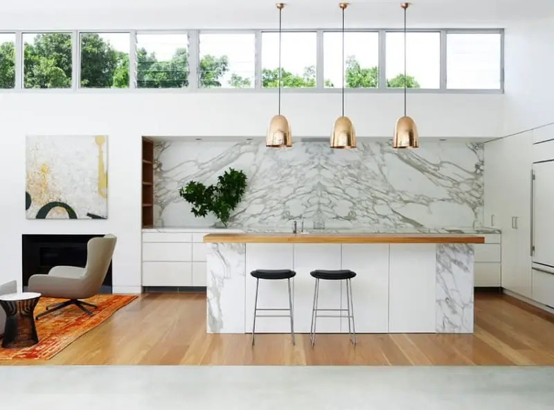 Lapisan marmer pada dinding di area dapur. Sumber: decoist.com