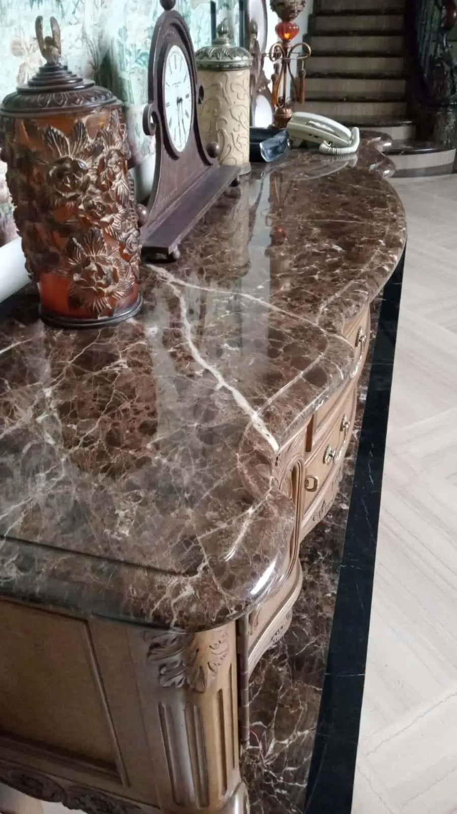 Foto poles meja marmer