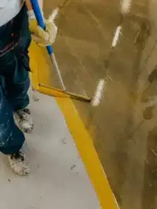 5 Tips Merawat Lantai Epoxy agar Awet dan Tetap Kuat 3 Aplikator Epoxy v2