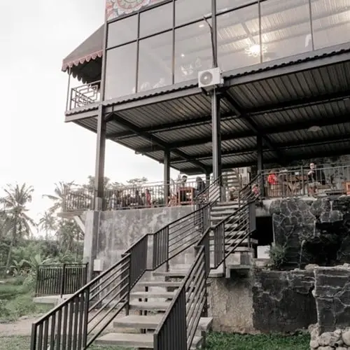 Tren Kafe Industrial Rangka Baja di Lingkungan Kampus 3 Gambar kafe industrial