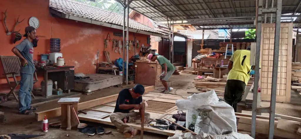 Foto jasa tukang bangun rumah kayu