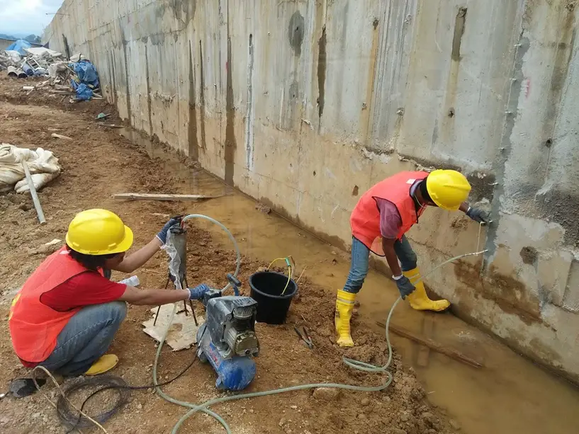 Foto aplikator injeksi dan grouting beton