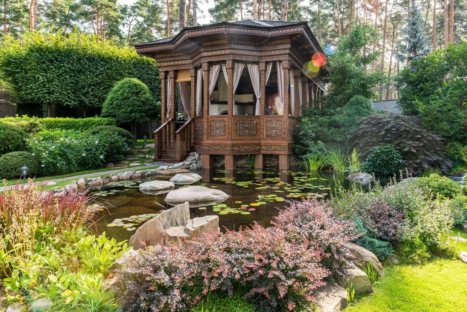 Foto gazebo kayu taman kota