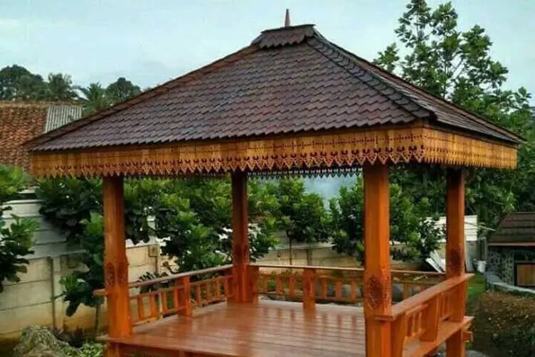 Foto gazebo kayu jati untuk wisata alam