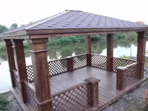 Foto gazebo kayu jati untuk wisata alam