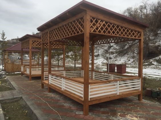 Ilustrasi Gazebo kayu jadi tempat istirahat sepanjang jalur wisata alam