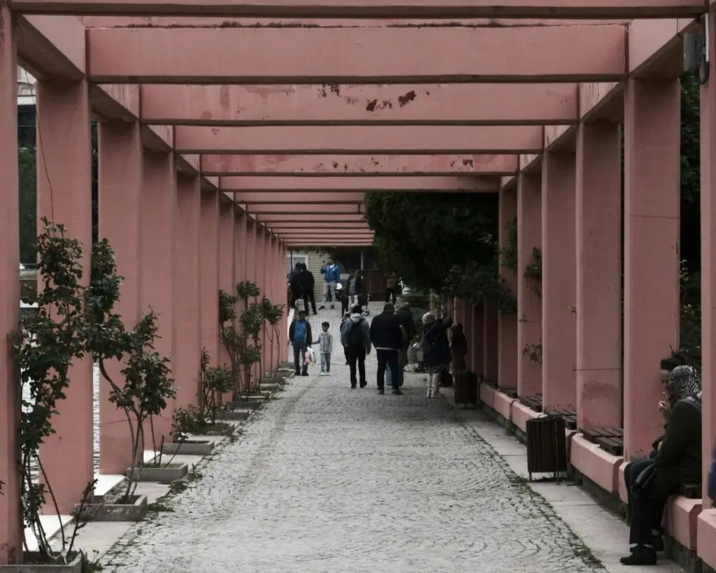 Inspirasi Pergola Kayu untuk Bisnis Luar Ruangan 3 Ilusrasi pergola untuk pedestrian atau area pejalan kaki