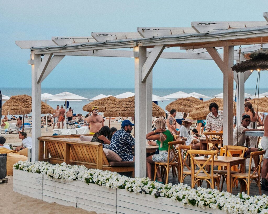 Inspirasi Pergola Kayu untuk Bisnis Luar Ruangan 2 Ilustrasi Pergola kayu di area luar restoran