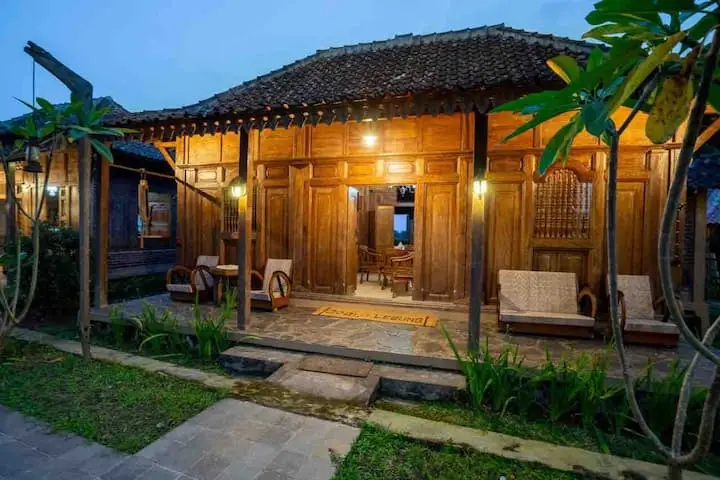 Rumah Kayu Tahan Gempa dengan Gaya Tradisional Limasan dan Joglo 2 gambar rumah kayu tahan gempa