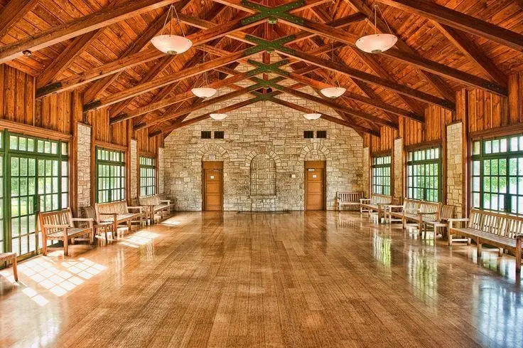 Inspirasi Desain Rumah Kayu untuk Sanggar Tari dan Teater 3 Ilustrasi interior rumah kayu untuk sanggar tari dan teater