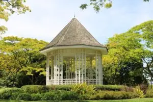 Ide Dekorasi Gazebo Kayu untuk Acara Keluarga dan Santai 3 ILustrasi dekorasi gazebo kayu