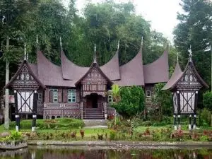 Ilustrasi rumah kayu dengan lumbung