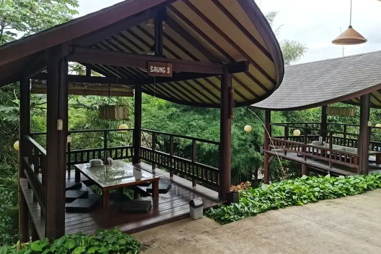 Ilustrasi saung kayu lesehan