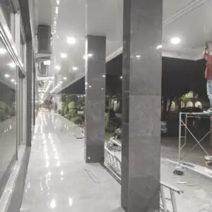 Foto proyek pemasangan pilar marmer