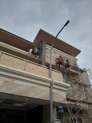 Foto poles coating dinding batu alam dan andesit