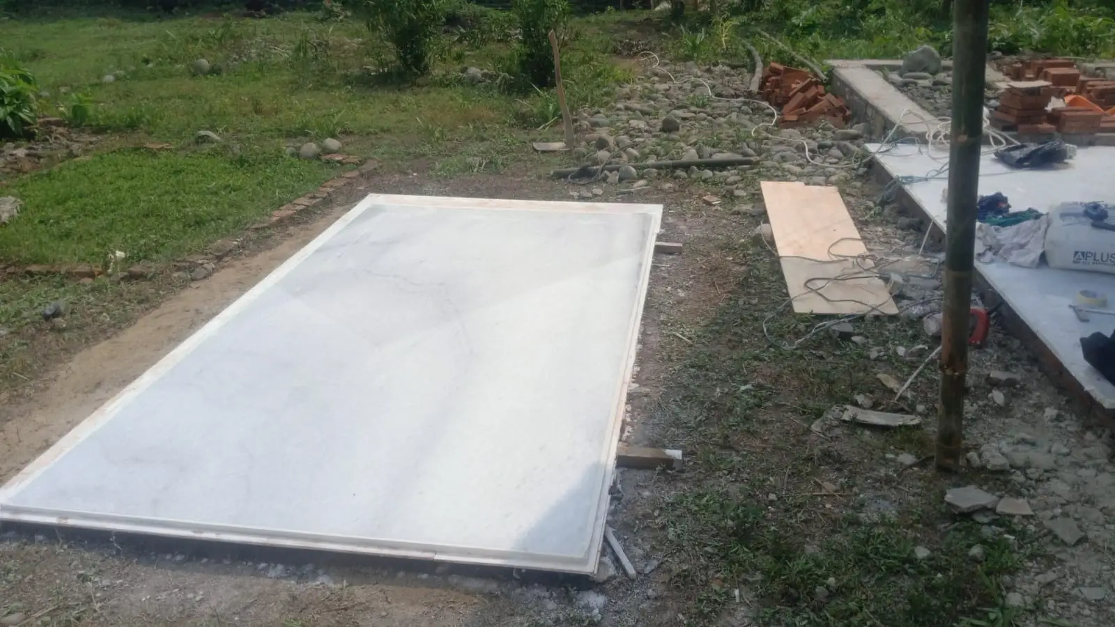 Foto Pasang Keramik Makam