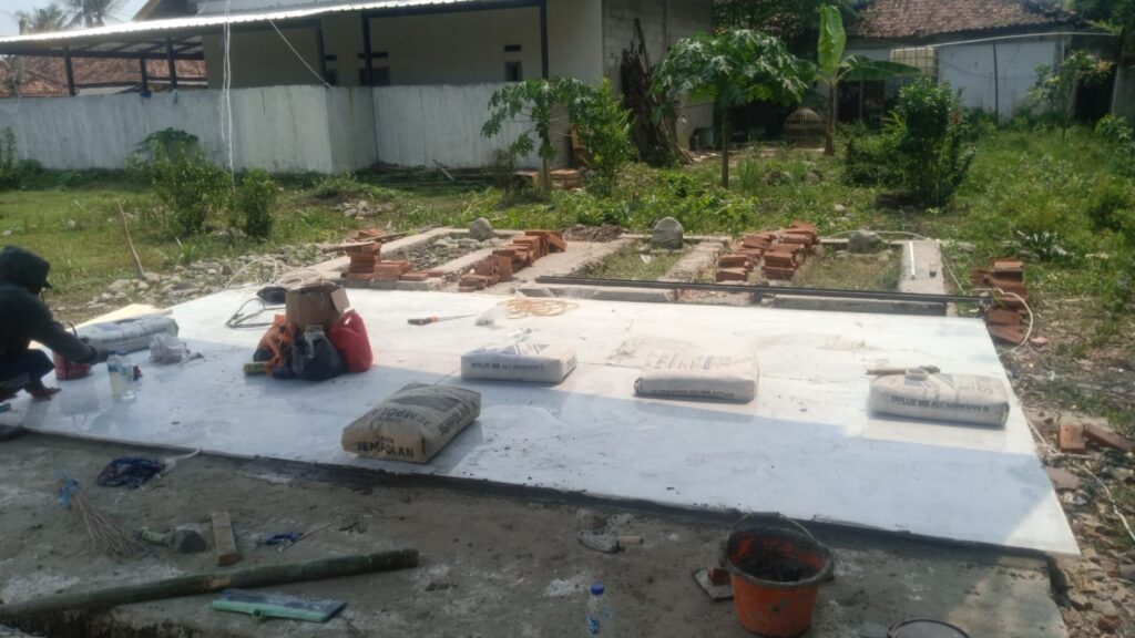 Foto Pasang keramik makam