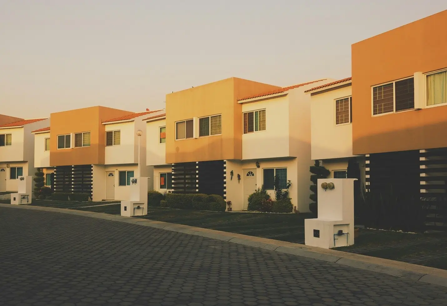 ilustrasi perbedaan rumah real estate dan cluster