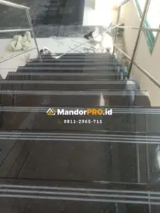 Proyek Pemasangan Tangga Marmer untuk Hunian Elegan 2 Foto proyek pasang tangga marmer