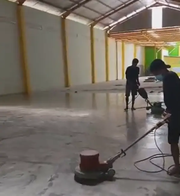 Poles lantai beton di gudang