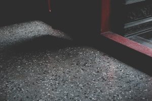 ilulstrasi lantai beton terazzo ekspos