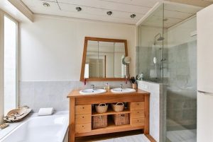 Mengapa Memilih Vinyl untuk Kamar Mandi? Begini Keuntungan dan Kelemahannya! 3 ilustrasi lantai vinyl untuk kamar mandi